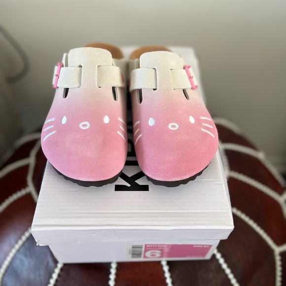 Hello Kitty- KIRA NY
FITS TRUE TO SIZE
EXCELLENT QUALITY
INDOOR & OUTDOOR WEAR - Picture 5 of 5